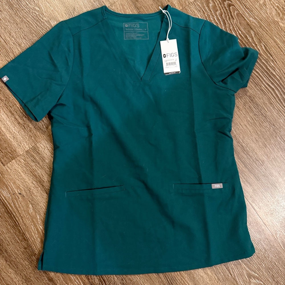 Green casma three pocket scrub top NWT